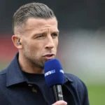 Toby Alderweireld spreekt met een blauwe microfoon tijdens een voetbalinterview.