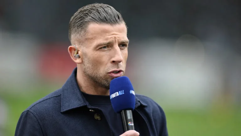 Toby Alderweireld spreekt met een blauwe microfoon tijdens een voetbalinterview.