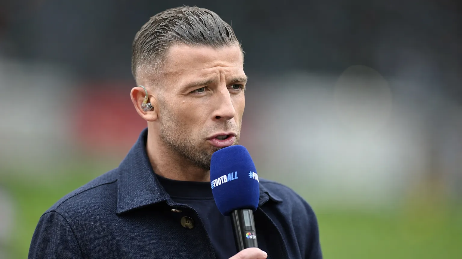 Toby Alderweireld spreekt met een blauwe microfoon tijdens een voetbalinterview.