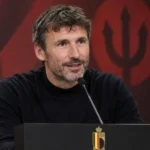 Mark van Bommel spreekt op een persconferentie van de Rode Duivels.