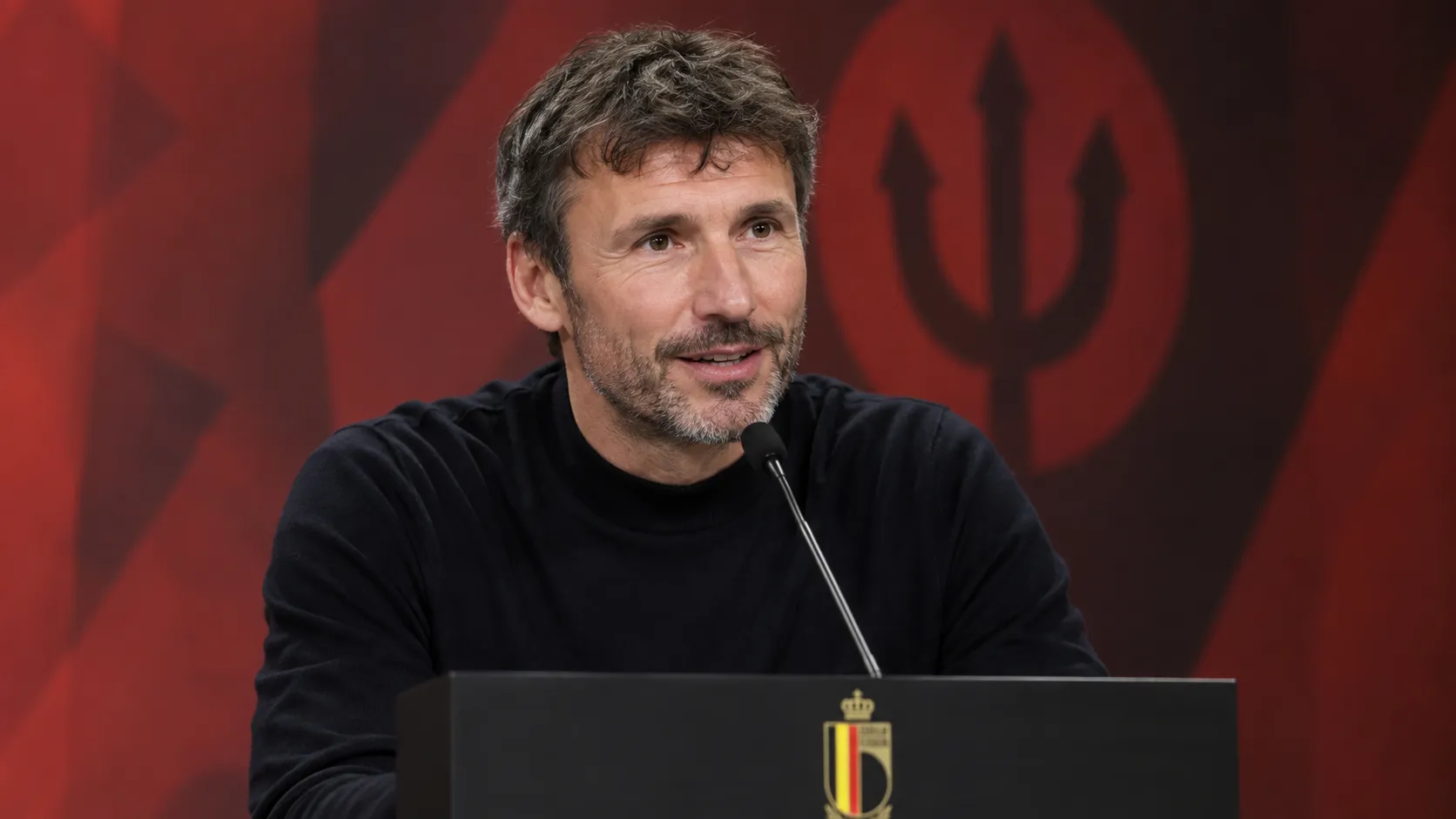 Mark van Bommel spreekt op een persconferentie van de Rode Duivels.