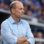 Jess Thorup staat geconcentreerd langs de zijlijn tijdens een wedstrijd van KRC Genk.