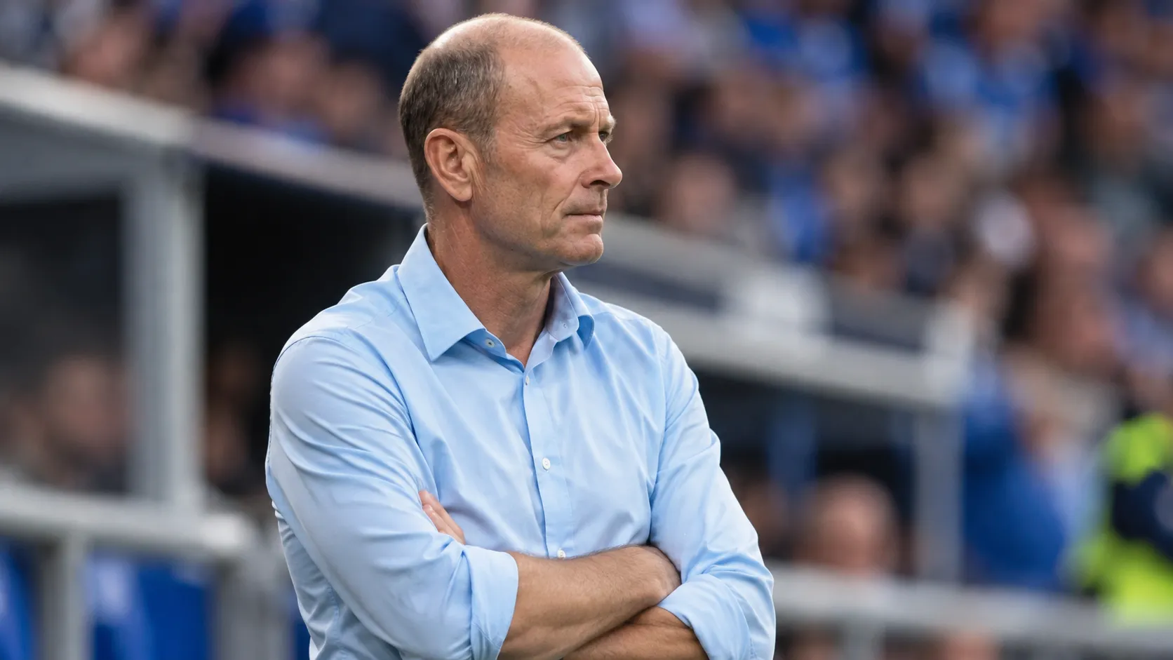 Jess Thorup staat geconcentreerd langs de zijlijn tijdens een wedstrijd van KRC Genk.