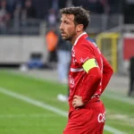 Brecht Dejaegere van KV Kortrijk staat teleurgesteld langs de zijlijn na een wedstrijd.