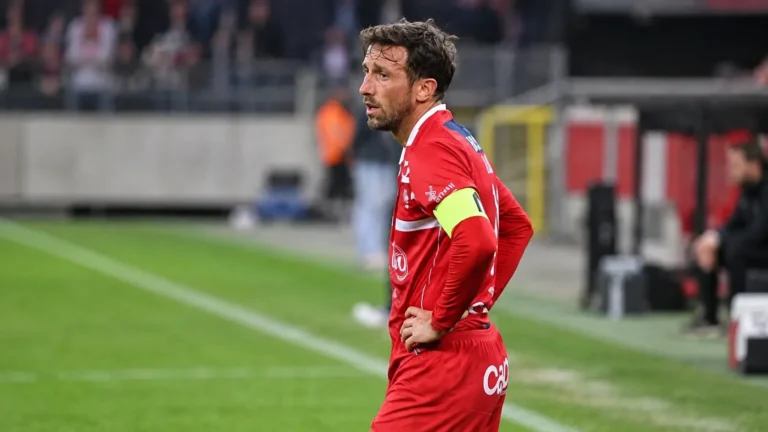 Brecht Dejaegere van KV Kortrijk staat teleurgesteld langs de zijlijn na een wedstrijd.
