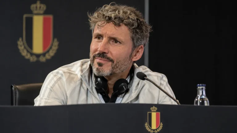 Mark van Bommel spreekt op een persconferentie van de Belgische nationale ploeg.