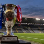 De Beker van België staat op een sokkel langs het veld in een voetbalstadion.