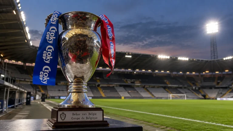 De Beker van België staat op een sokkel langs het veld in een voetbalstadion.