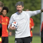 Mark van Bommel geeft aanwijzingen tijdens een tactische training van België.