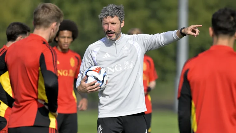 Mark van Bommel geeft aanwijzingen tijdens een tactische training van België.