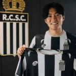 Gaku Nawata poseert met een shirt van Sporting Charleroi tijdens zijn officiële voorstelling.
