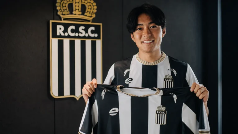 Gaku Nawata poseert met een shirt van Sporting Charleroi tijdens zijn officiële voorstelling.