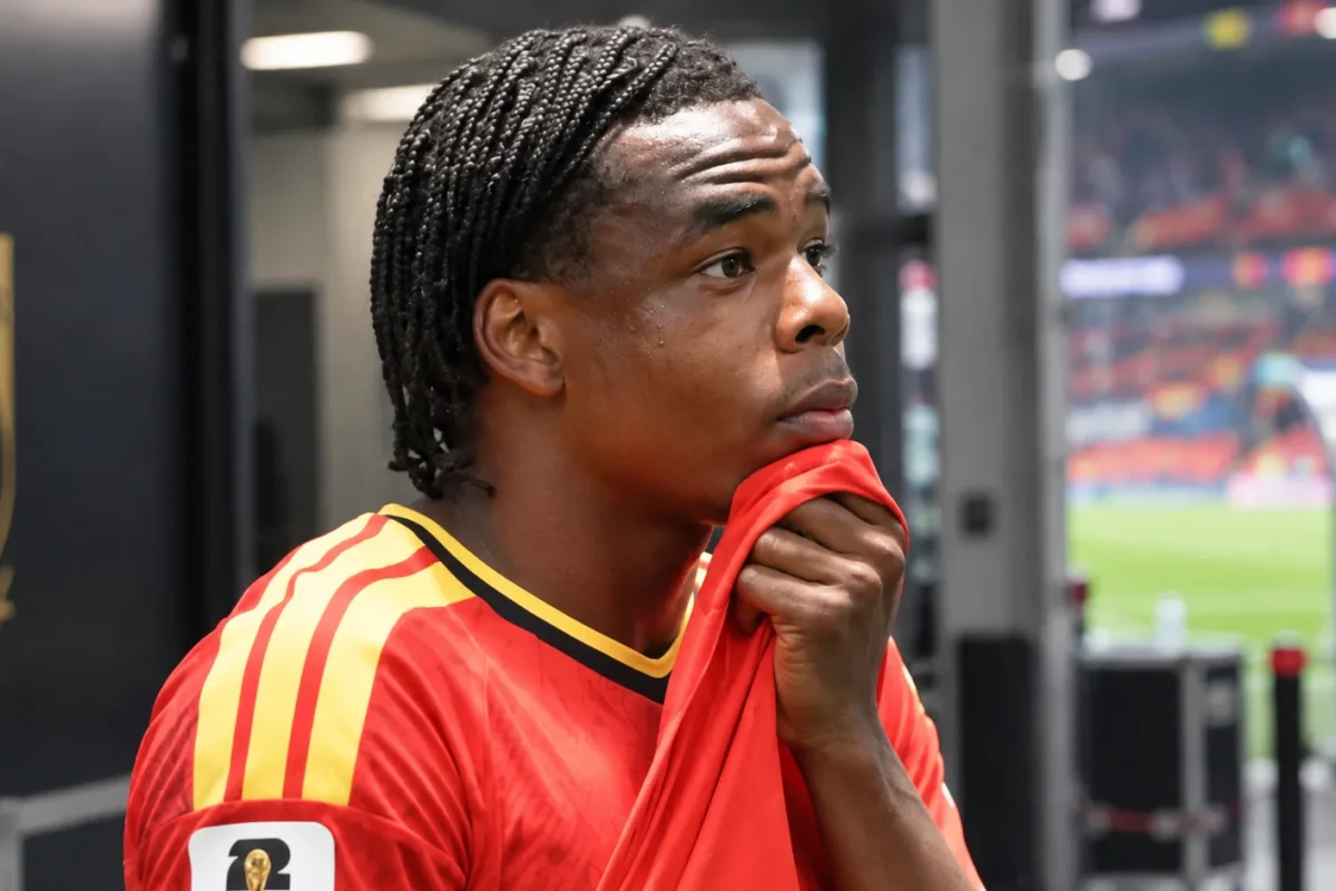 Nathan Ngoy in het rode shirt van België tijdens een rustig moment in de mixed zone.