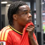 Nathan Ngoy in het rode shirt van België tijdens een rustig moment in de mixed zone.