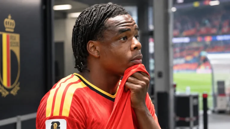 Nathan Ngoy in het rode shirt van Belgiƫ tijdens een rustig moment in de mixed zone.