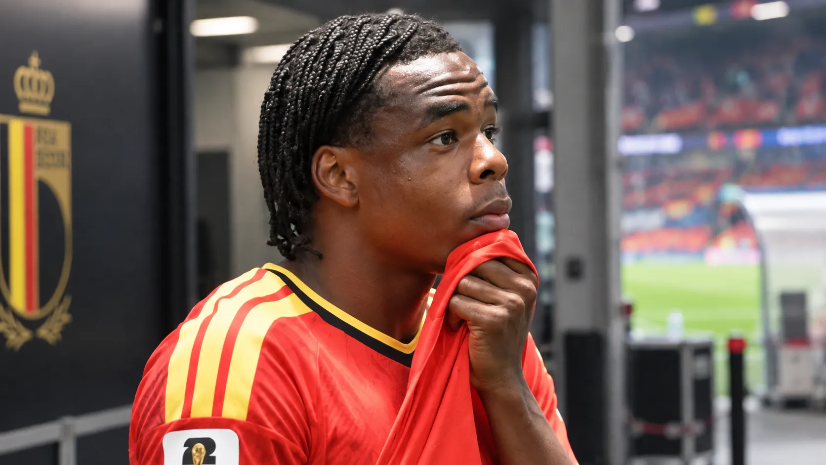 Nathan Ngoy in het rode shirt van België tijdens een rustig moment in de mixed zone.