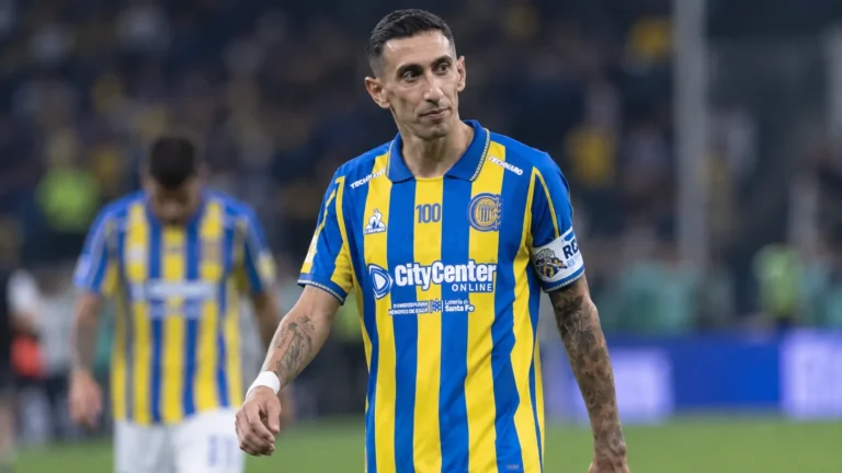 Een voetballer in een blauw-geel gestreept shirt loopt na een bekerfinale op het veld.