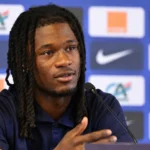 Eduardo Camavinga spreekt op een persconferentie achter een microfoon.