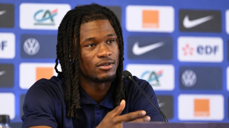 Eduardo Camavinga spreekt op een persconferentie achter een microfoon.