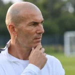 Zinedine Zidane tijdens een rustig persmoment in Franse trainingskleding.