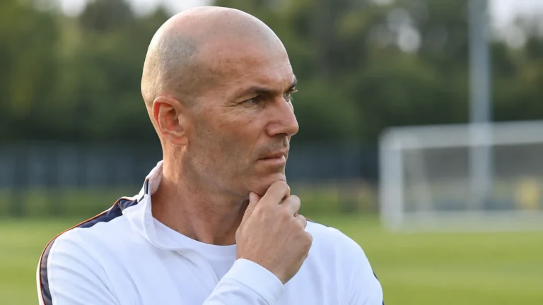 Zinedine Zidane tijdens een rustig persmoment in Franse trainingskleding.