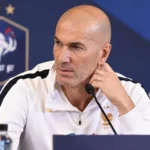 Zinédine Zidane spreekt achter een microfoon tijdens een persmoment van Frankrijk.
