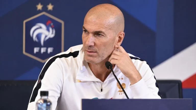 Zinédine Zidane spreekt achter een microfoon tijdens een persmoment van Frankrijk.