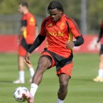 Nathan Ngoy traint met een bal tijdens een training van België.