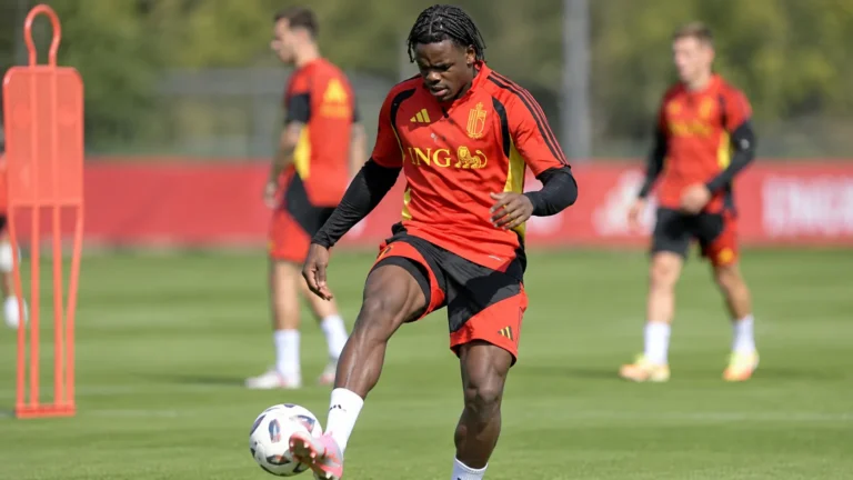 Nathan Ngoy traint met een bal tijdens een training van België.