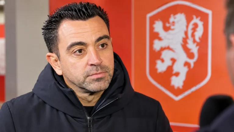 Xavi Hernández tijdens een interview na de wedstrijd van Nederland in Servië.