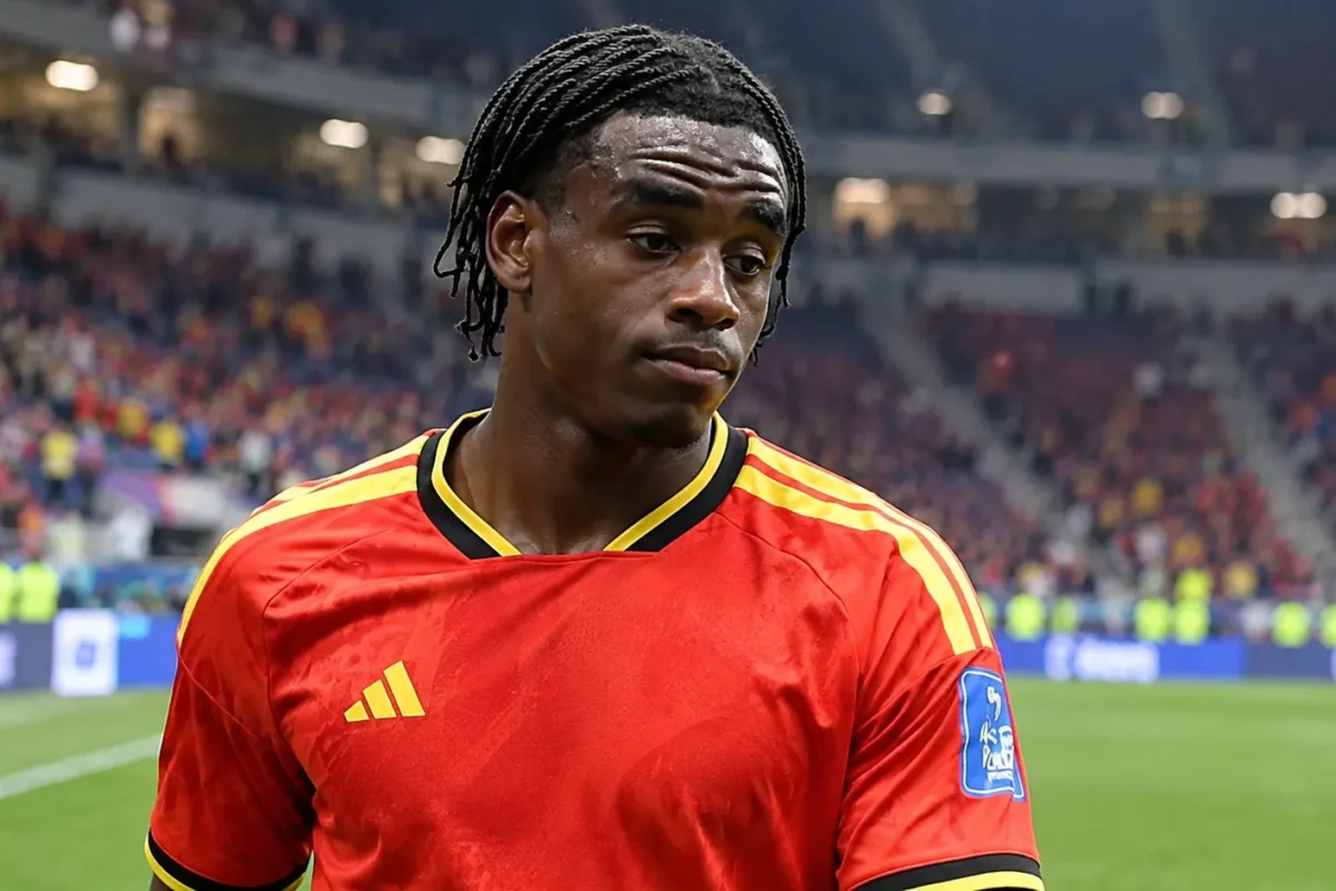 Nathan Ngoy in het rode tenue van de Rode Duivels na een wedstrijd op het veld.