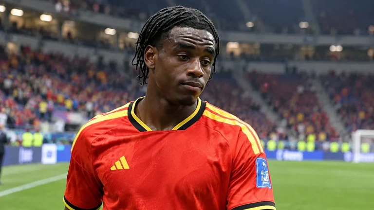Nathan Ngoy in het rode tenue van de Rode Duivels na een wedstrijd op het veld.