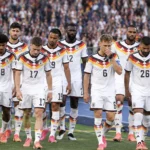 Duitse internationals lopen samen over het veld na een wedstrijd.