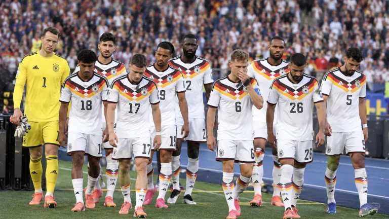 Duitse internationals lopen samen over het veld na een wedstrijd.