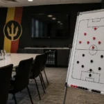 Een leeg tactieklokaal met een magnetisch opstellingsbord van de Rode Duivels.