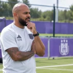 Een trainer van de RSCA Futures op het trainingsveld van de jeugdopleiding.