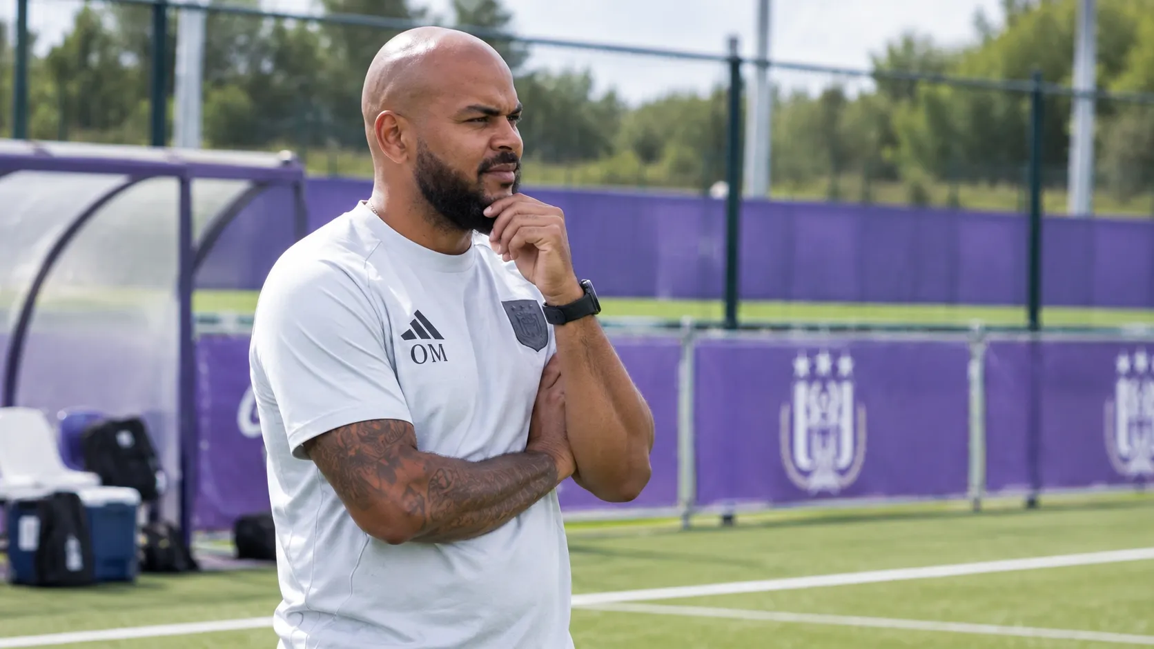 Een trainer van de RSCA Futures op het trainingsveld van de jeugdopleiding.