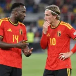 Twee Belgische internationals overleggen op het veld na een wedstrijd.