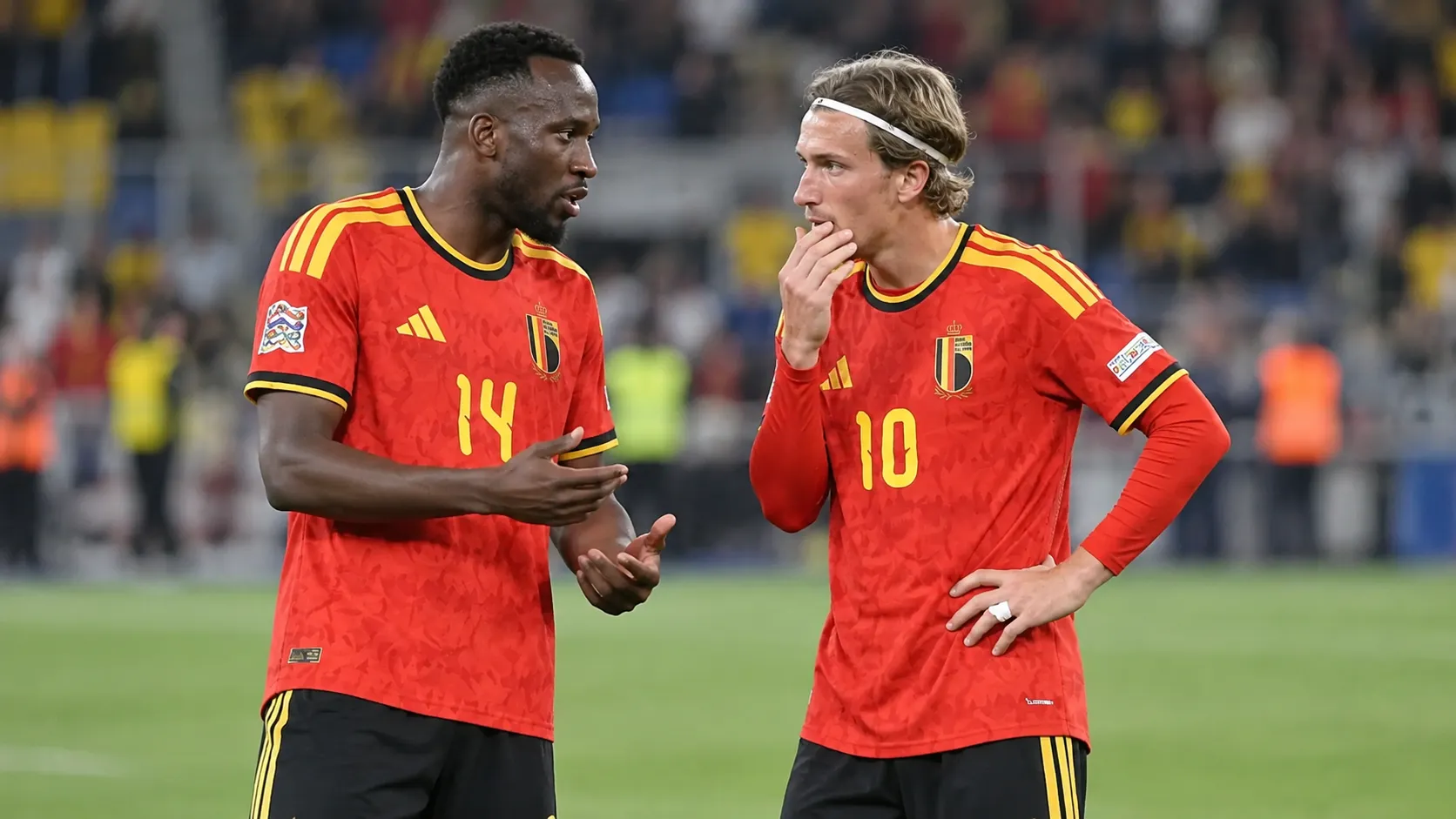 Twee Belgische internationals overleggen op het veld na een wedstrijd.