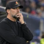 Jürgen Klopp staat geconcentreerd naast de dug-out tijdens een wedstrijd van Duitsland.