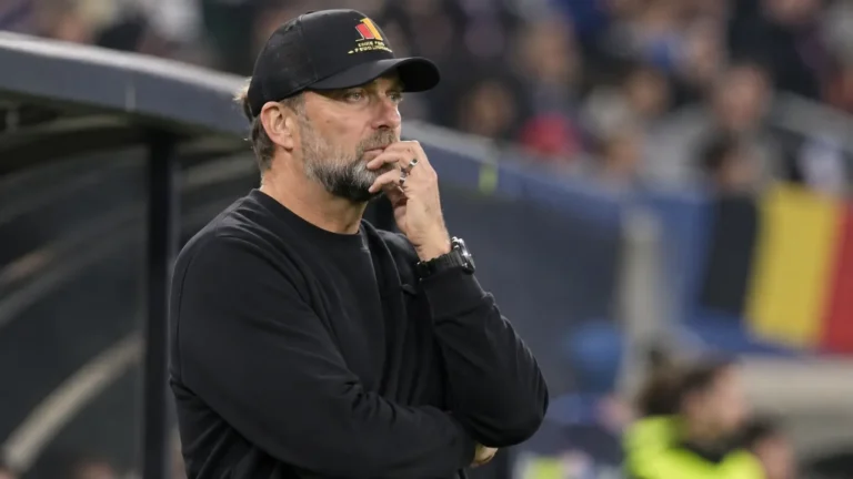 Jürgen Klopp staat geconcentreerd naast de dug-out tijdens een wedstrijd van Duitsland.