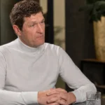 Gert Verheyen tijdens een rustig gesprek in een studio-omgeving.