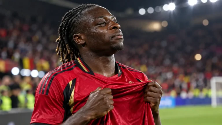 Jérémy Doku in het rode shirt van de Belgische nationale ploeg op het veld.