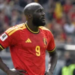 Romelu Lukaku in het rode tenue van België langs de zijlijn.