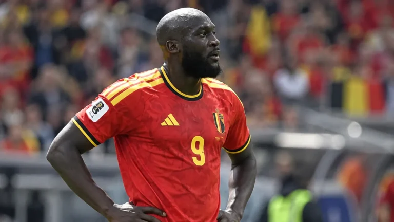 Romelu Lukaku in het rode tenue van België langs de zijlijn.