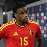 Nathan Ngoy in het tenue van de Rode Duivels in de mixed zone van een stadion.