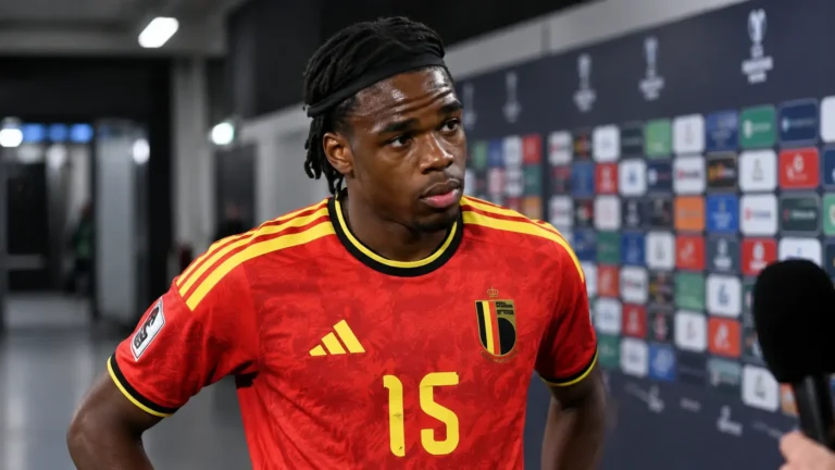 Nathan Ngoy in het tenue van de Rode Duivels in de mixed zone van een stadion.