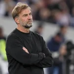 Jürgen Klopp staat na de wedstrijd geconcentreerd langs de zijlijn in het stadion.