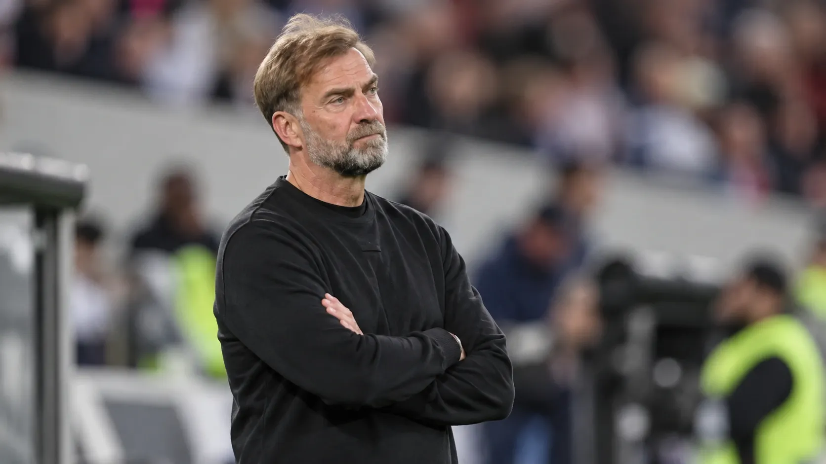 Jürgen Klopp staat na de wedstrijd geconcentreerd langs de zijlijn in het stadion.