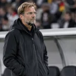 Jürgen Klopp staat na afloop geconcentreerd langs de zijlijn in een Duits stadion.